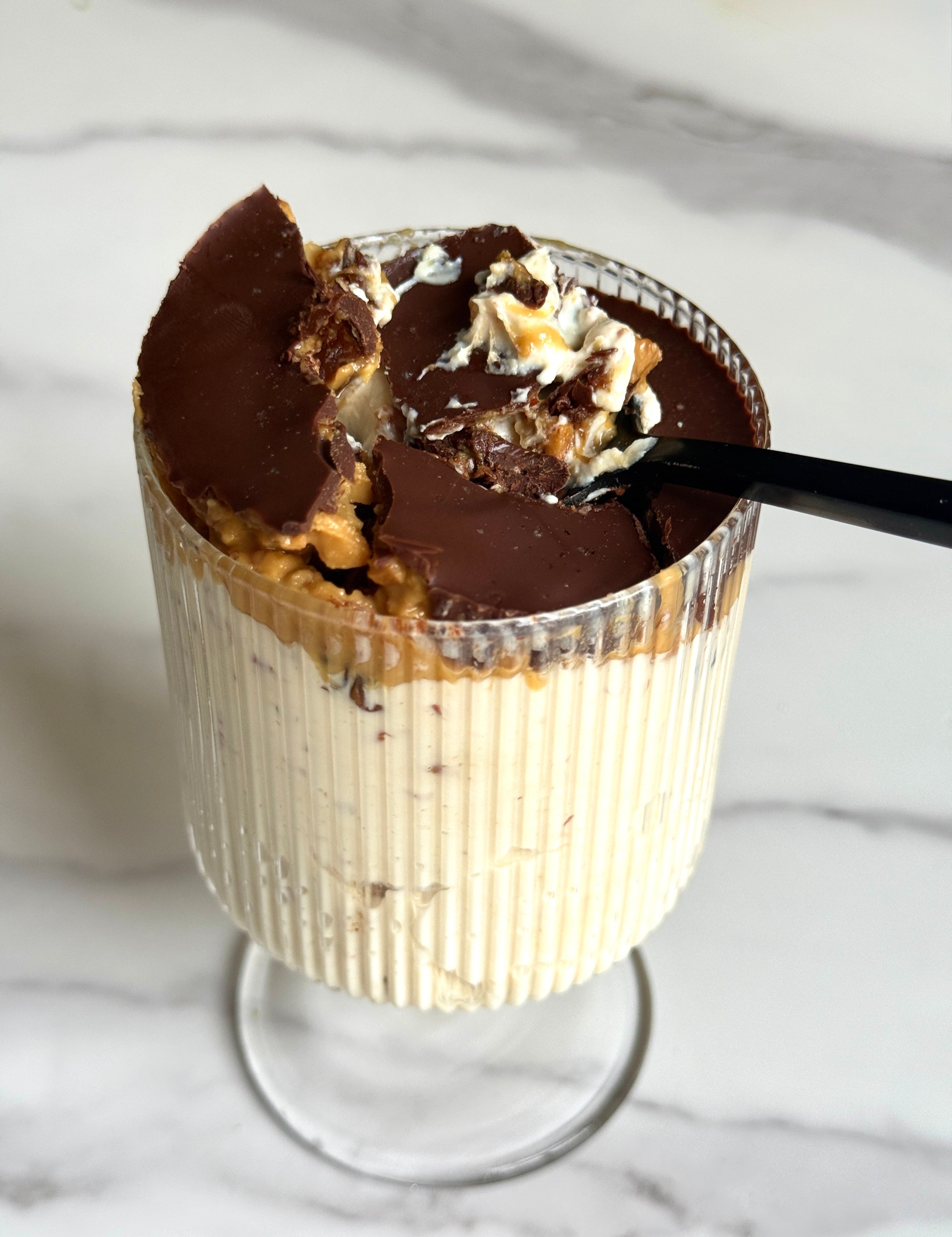 Healthy Snickers Cup: Das 5-Minuten Beauty-Dessert, das süchtig macht